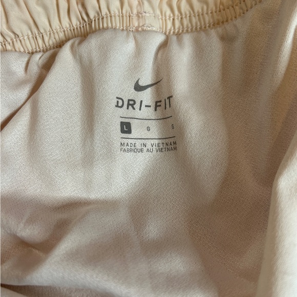 Nike Dri-Fit fitness shorts in peach color Size large - Picture 5 of 11